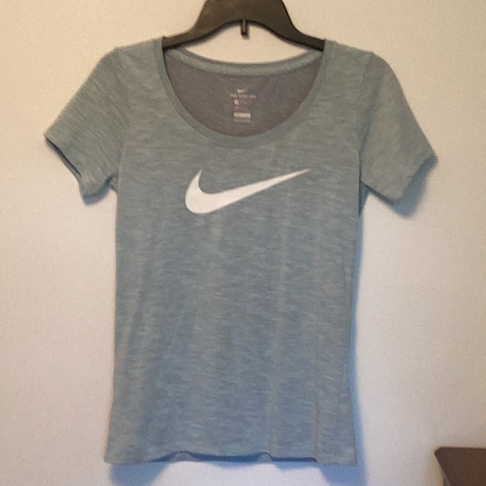 Women’s XS Nike Gray Fitted Short Sleeve Tee